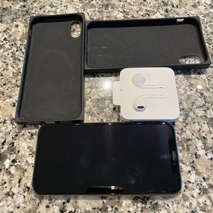 IPHONE X 64GB UNLOCKED SLVR W/ CASES N HEADPHONES